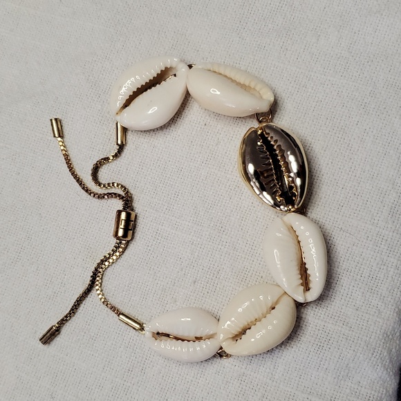 Logan Tay Shell Yeah Adjustable Cowrie Shell Bracelet - Picture 2 of 3
